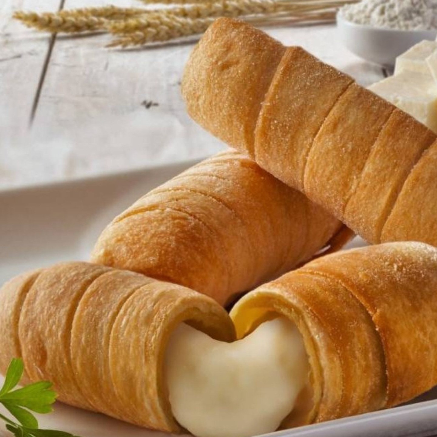 ¿Se os ocurre un mejor entrante para comerlo con Tu Tortilla? 

Nuestros palitos de queso (tequeños) son la mejor opción.