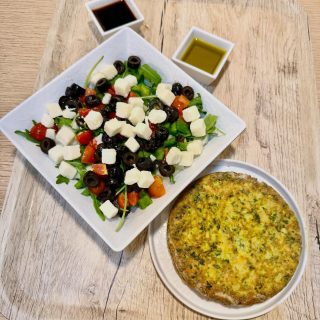 La combinación perfecta. Nuestras ensaladas frescas con una buena tortilla customizada a tu gusto.