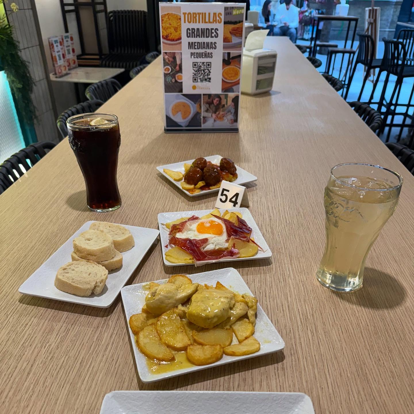 Tapas de Albóndigas con Tomate, Huevo Roto con Jamón y Pollo a la Mostaza Dulce.