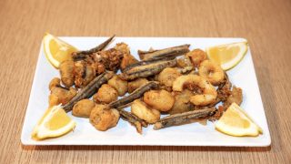 FRITURA DE PESCADO: adobo, pota, boquerones y puntillitas. El acompañante ideal para nuestro tortillas recién hechas.