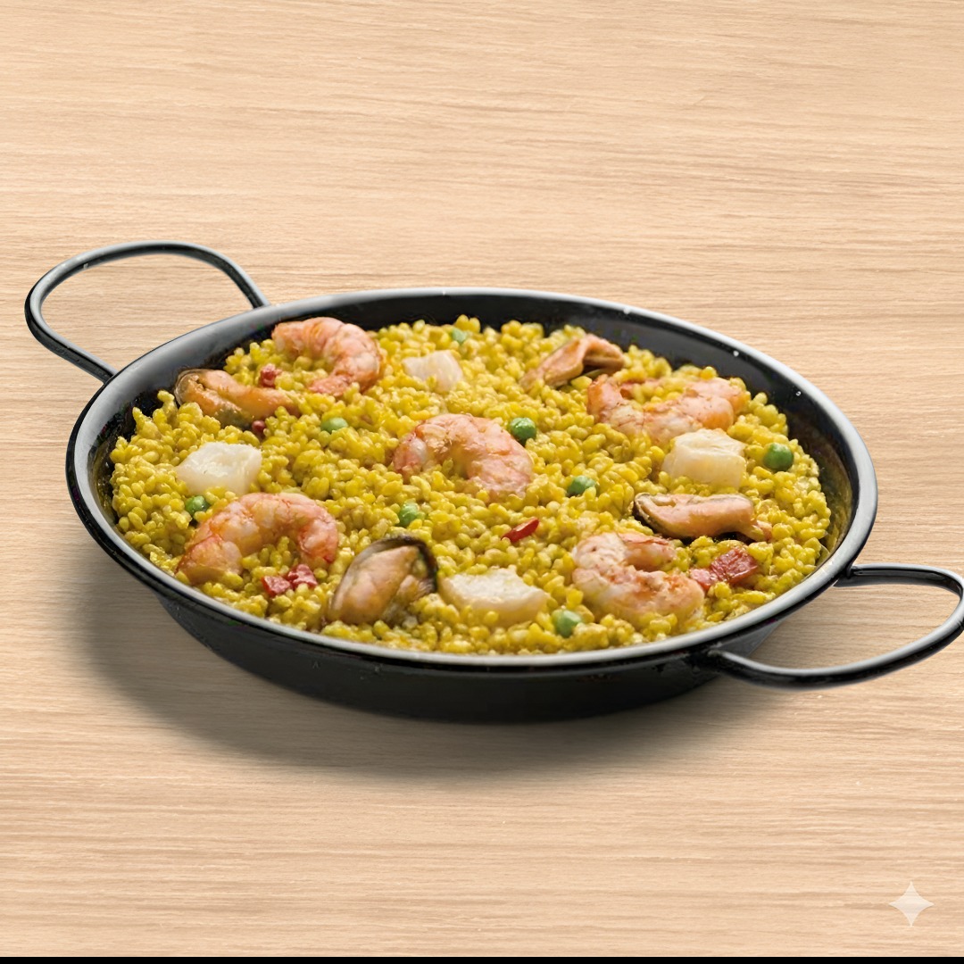 En nuestro menú renovado encontrarás la Paella de Marisco con pescado, gambas, mejillones, pimiento y guisantes; al igual que la Paella Vegetariana. Un placer para el paladar.