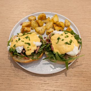 Desayuno. Huevos Benedictinos sobre pan de mollete blanco, salsa holandesa, bacon o salmón, patatas fritas o ensalada.