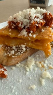 TOSTA TU TORTILLA: TRIPLE T a la que le puedes agregar vegetales, carnes, quesos y salsas. El pincho de toda la vida versión mejorada🤤